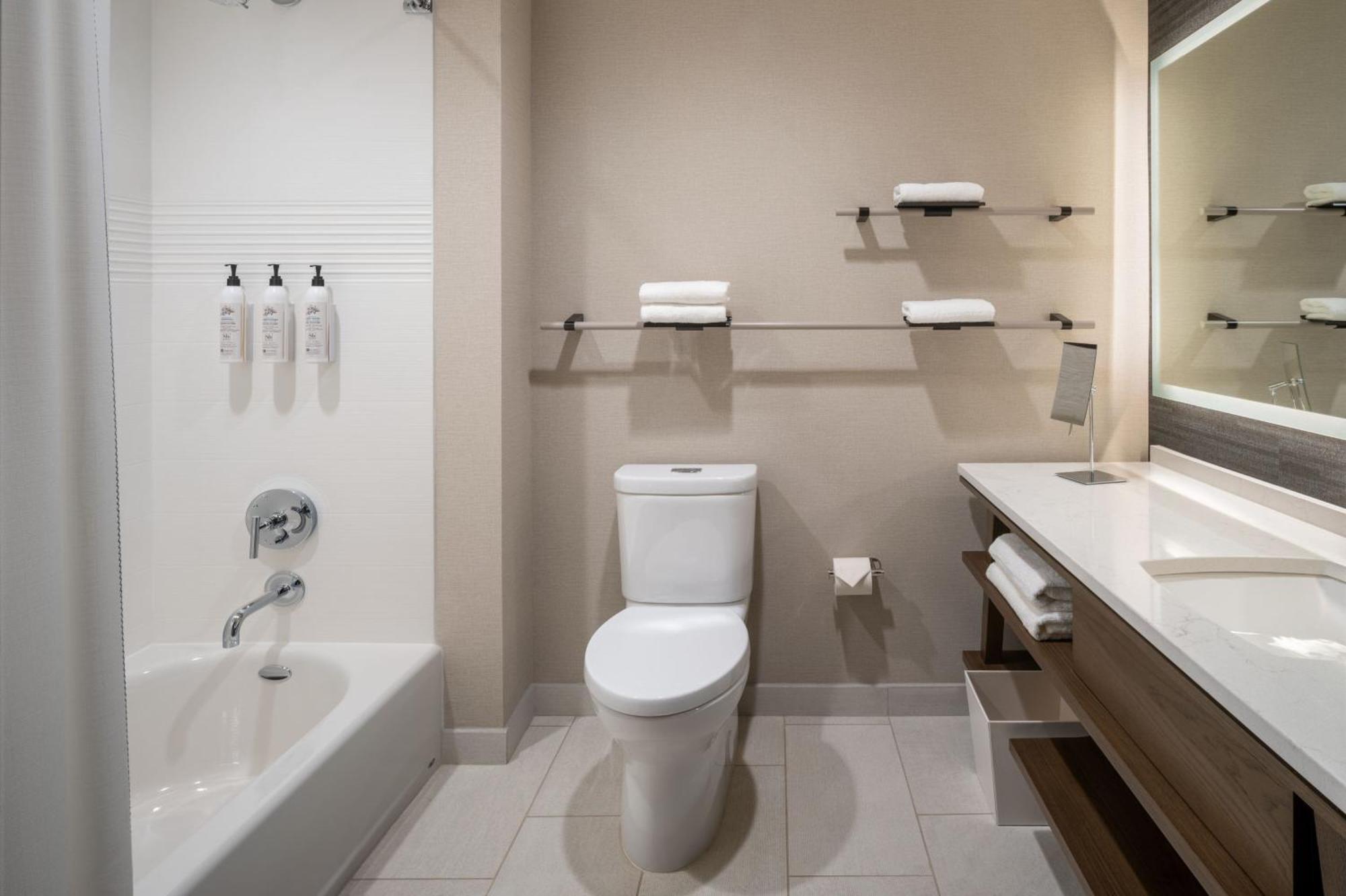 Delta Hotels By Marriott Wichita Falls Convention Center Esterno foto