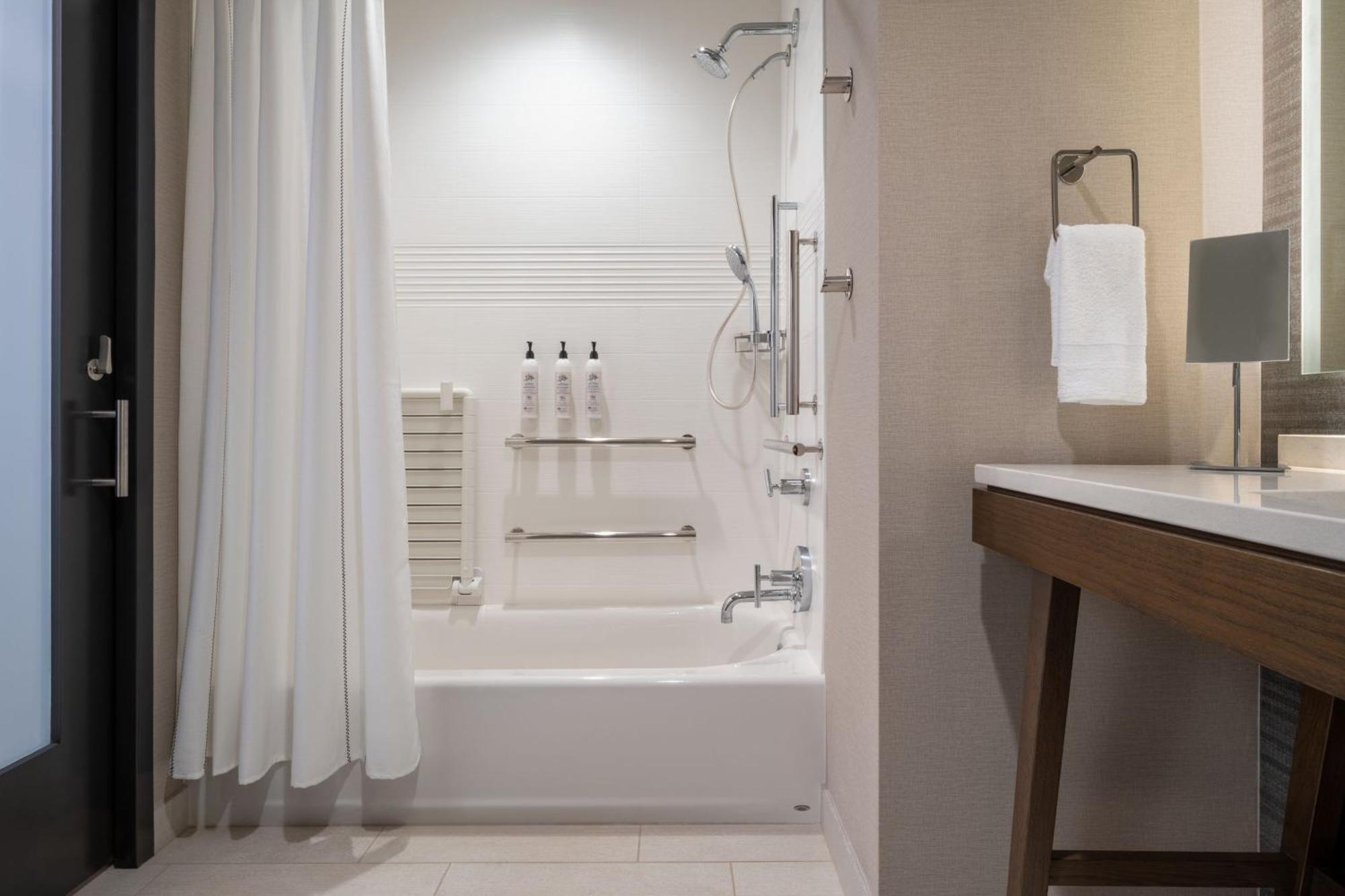 Delta Hotels By Marriott Wichita Falls Convention Center Esterno foto