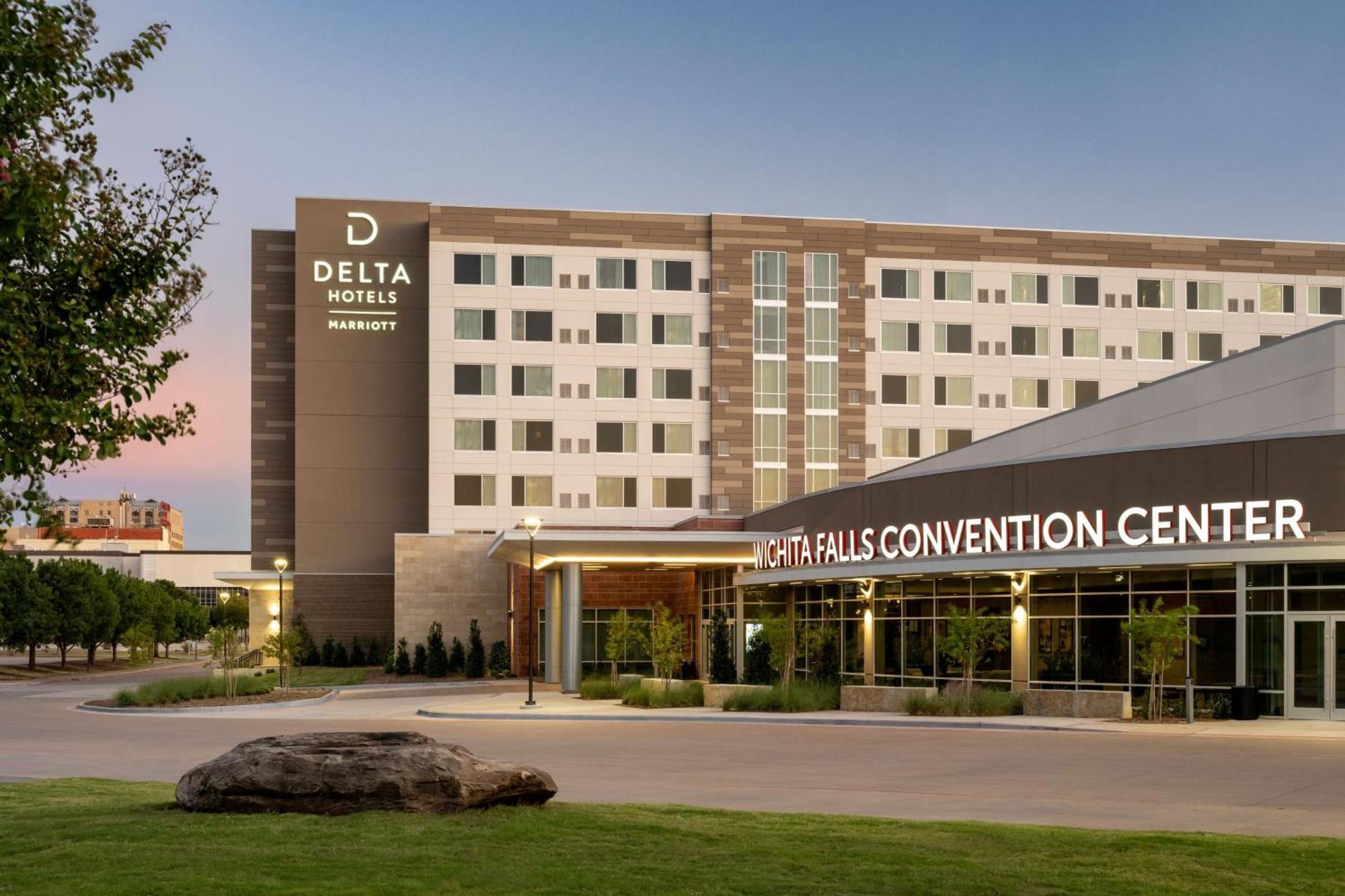 Delta Hotels By Marriott Wichita Falls Convention Center Esterno foto